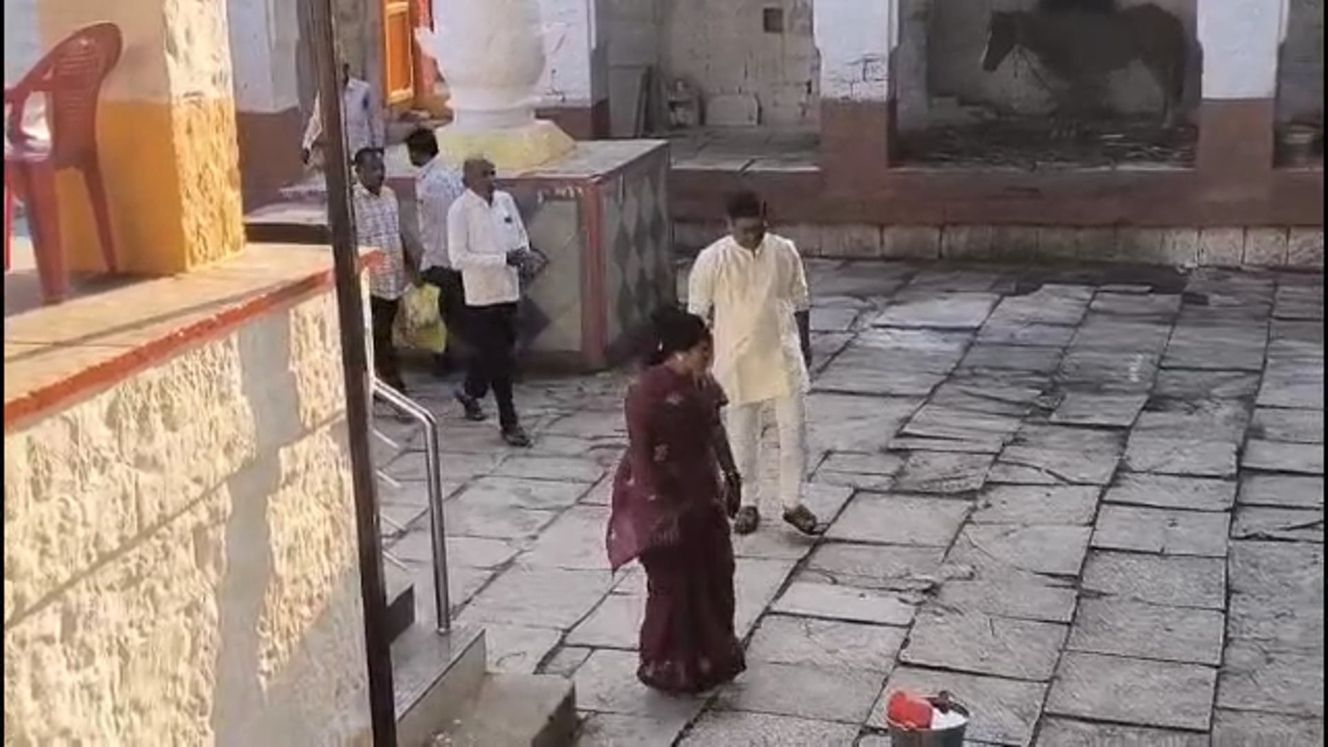 सोमनाथपूर येथे जगदंबा देवी मंदिरात उपजिल्हाधिकारी सुशांत शिंदे यांच्या हस्ते घटस्थापना