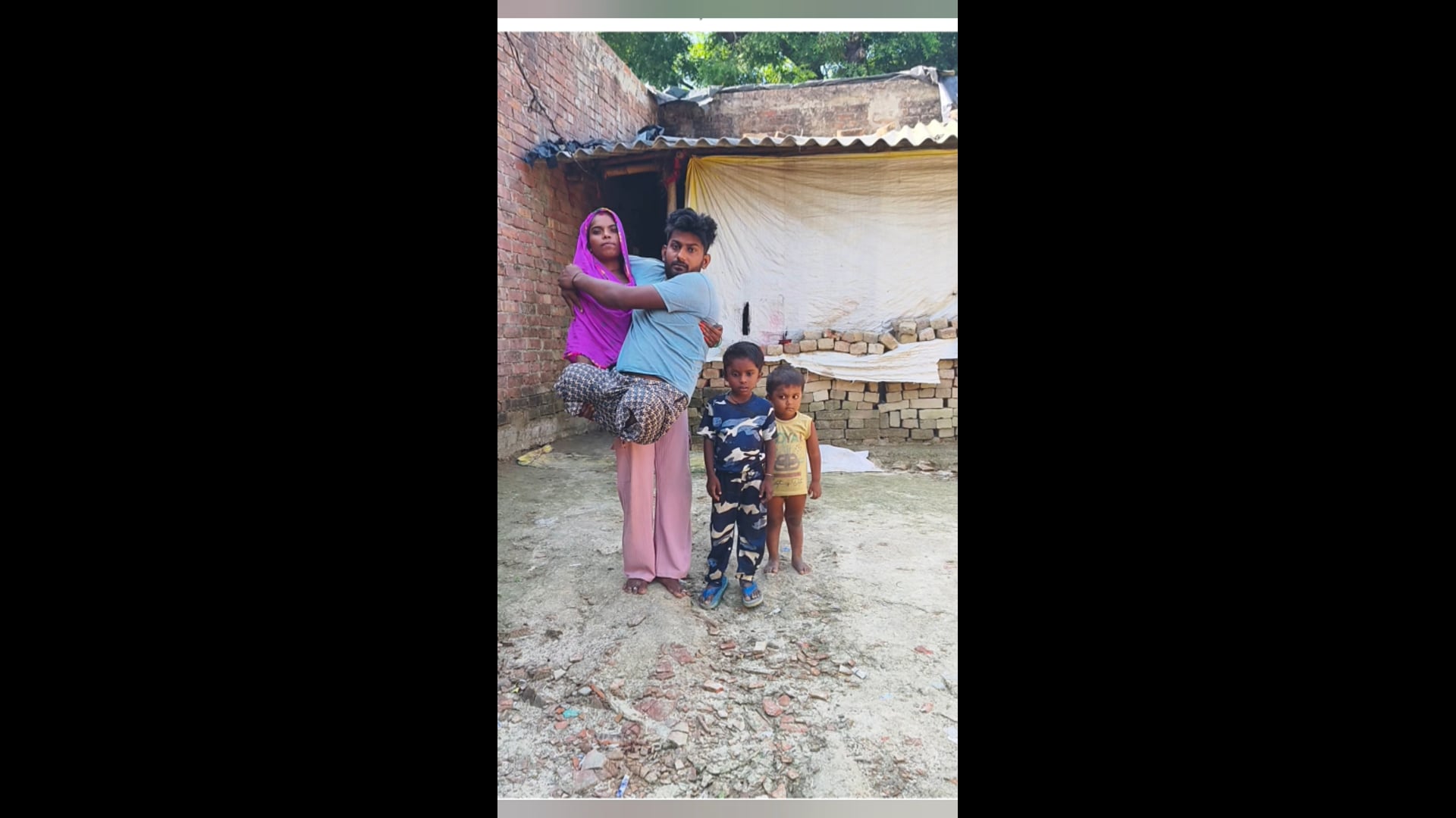 ट्रेन हादसे में दोनों पैर गंवाए आशीष कुमार रहने को पक्का मकान भी नहीं पतरा के नीचे जिंदगी गुजारने को मजबूर#latest_news 