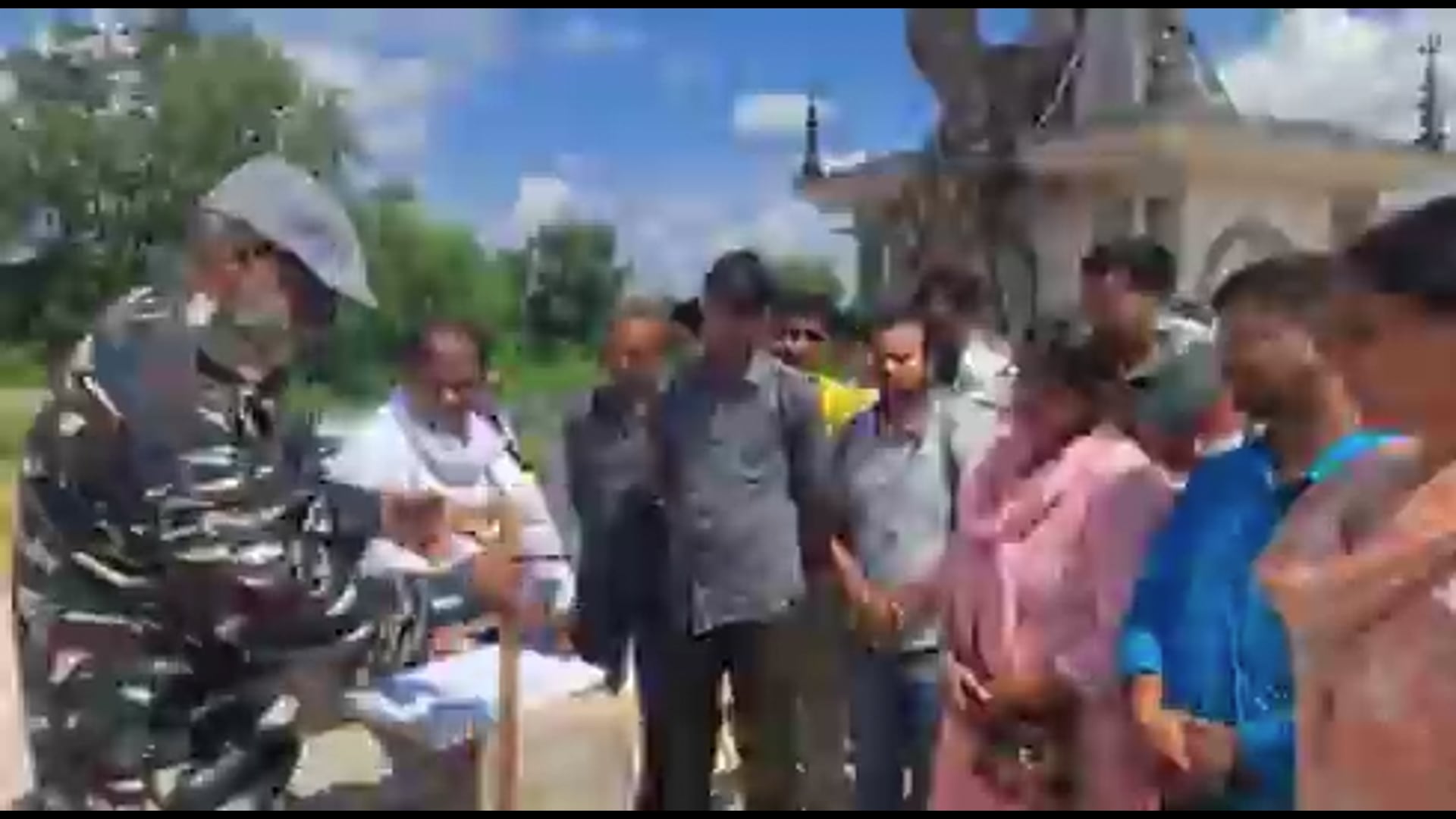 आर्मी जैसी ड्रेस पहनकर दिव्य दरबार लगाकर हर बीमारी दूर करने का दावा करने वाला काली सरकार बाबा उर्फ प्रदीप शुक्ला UP पुलिस का हिस्ट्रीशीटर निकला है। हरदोई पुलिस ने आज गिरफ्तार कर लिया। वह मंदिर में रहता था। 3 साल पहले कोर्ट ने मारपीट केस में NBW वारंट जारी किया था, तब से फरार था।