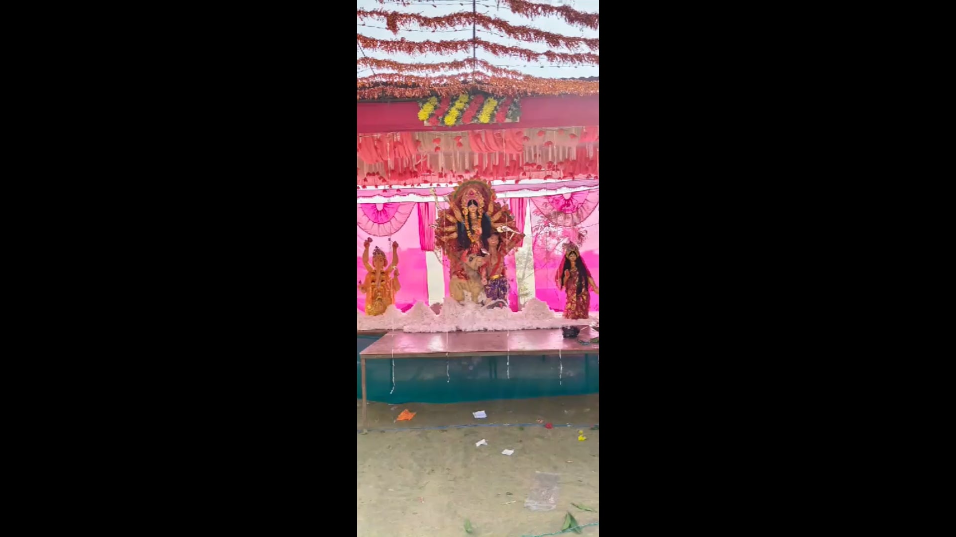ऐमापुर बिंधन दुर्गा पूजा का पांडाल 