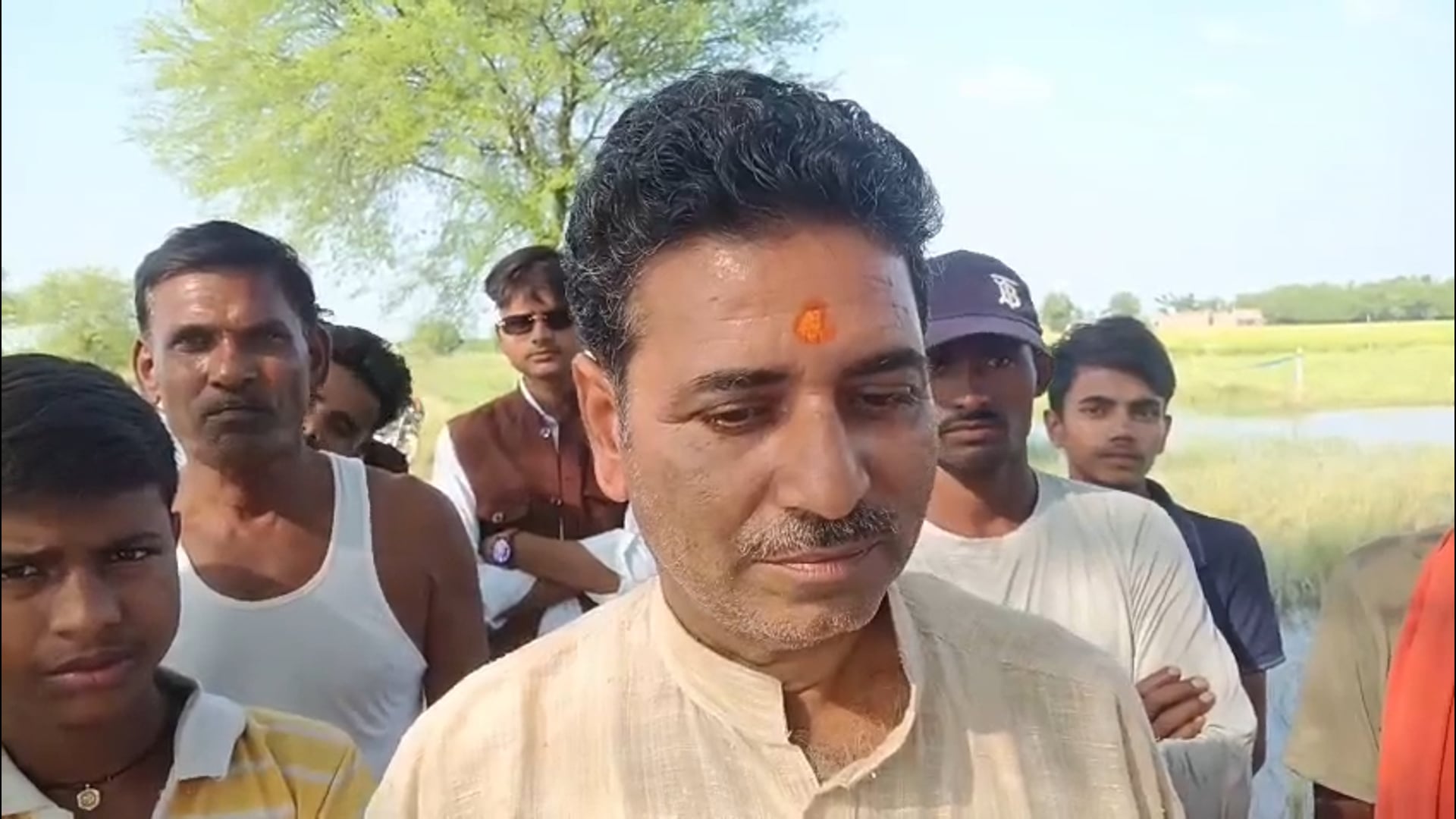 बलरामपुर लौकहवा डिप निर्माण की मांग हुई तेज सैकड़ों लोगों ने किया प्रदर्शन 