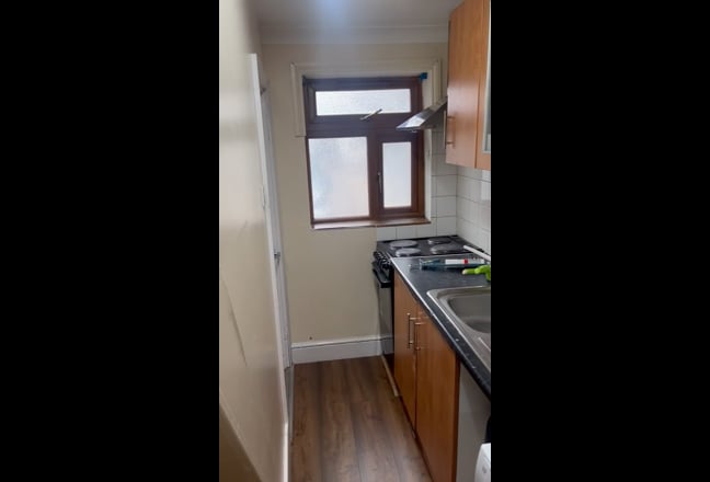 To LET  Studio Flat  &pound;1000 Per Month Main Photo