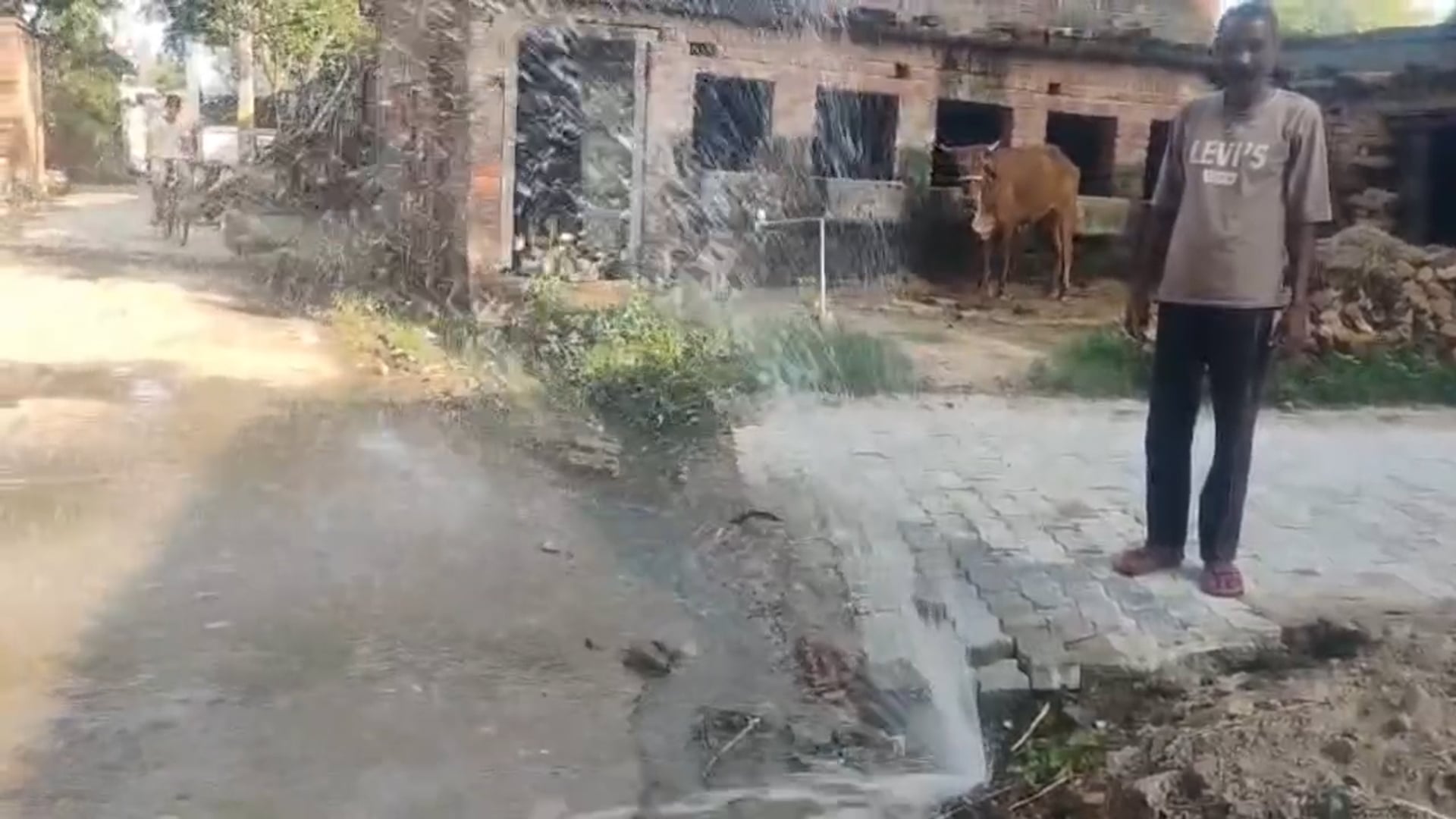 फतुहाबाद में फटी पाइपलाइन से घरों तक पहुंच सकता है दूषित पानी! गंदा पानी पीने से गंभीर बीमारी का खतरा#latest_news 