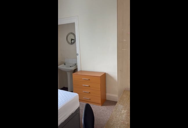 Double room - Bills included- Students only.  Main Photo