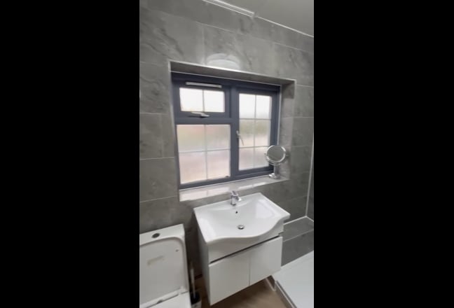 🔥🔥🔥 4 Bed Flat Ilford, Next 2 Station 🔥🔥🔥 Main Photo