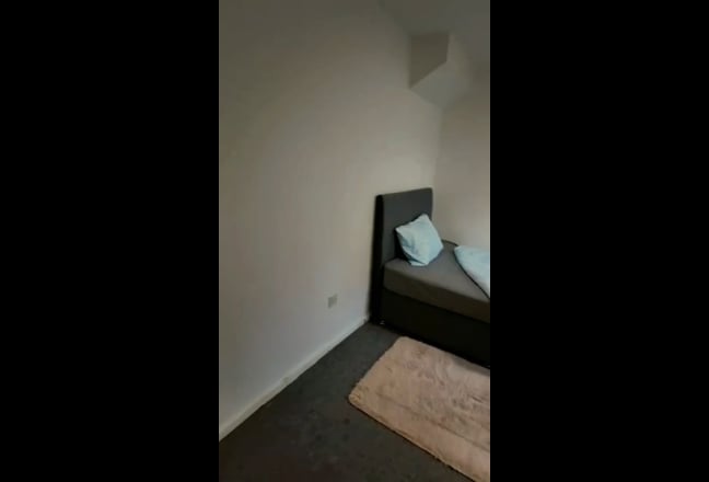 Spacious ensuite bedroom in Hampton , Bills incl Main Photo