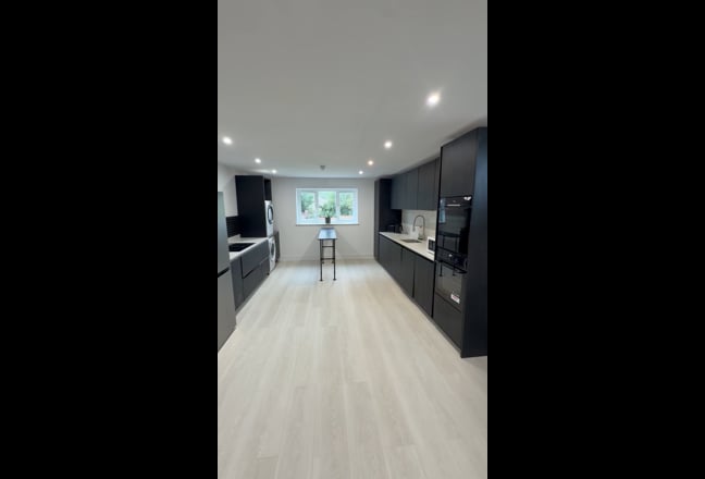 Beautiful En-Suite Room – Large Kitchen, Living Sp Main Photo