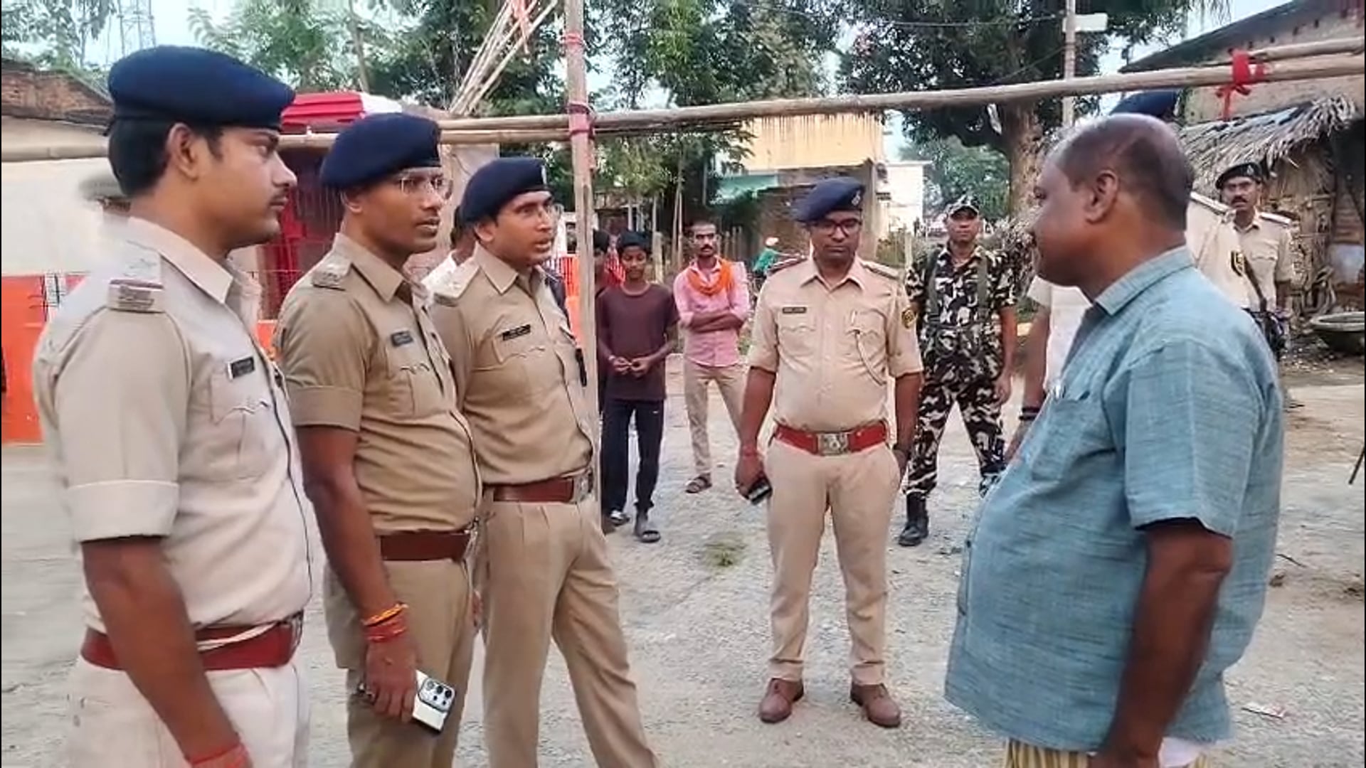 दुर्गा पूजा को लेकर रजौन और नवादा बाजार पुलिस अलर्ट निकाला फ्लैग मार्च। सुरक्षा व्यवस्था को को लेकर दिखी मुस्तैदी 