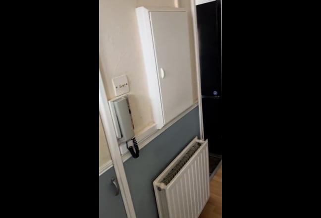 Clean double room available in Kennington  Main Photo
