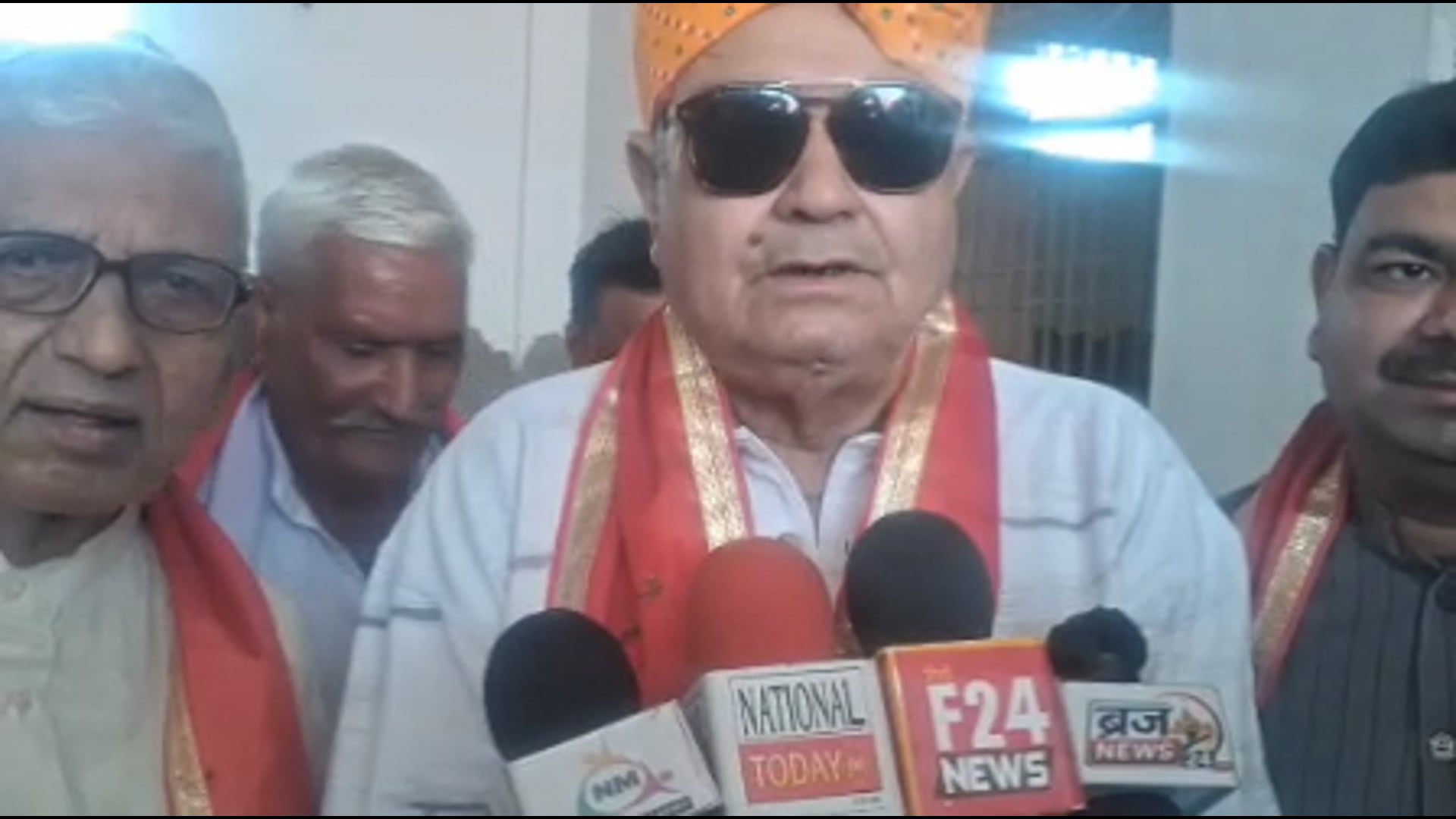 गोवर्धन क्षेत्र सपा प्रत्याशी महेश चंद शर्मा उर्फ गोल्डी भैया के प्रोग्राम में पहुंचे कुवर नरेंद्र सिंह के साथ कई दिग्गज