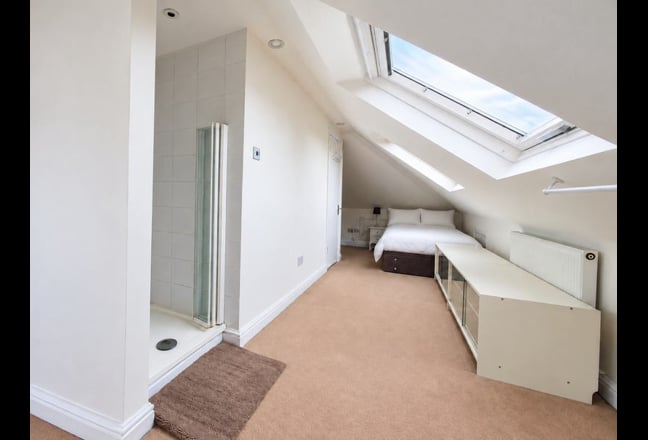 🌳G'ford Civilised En-suite Bills/Cleaner Inc🏥 Main Photo