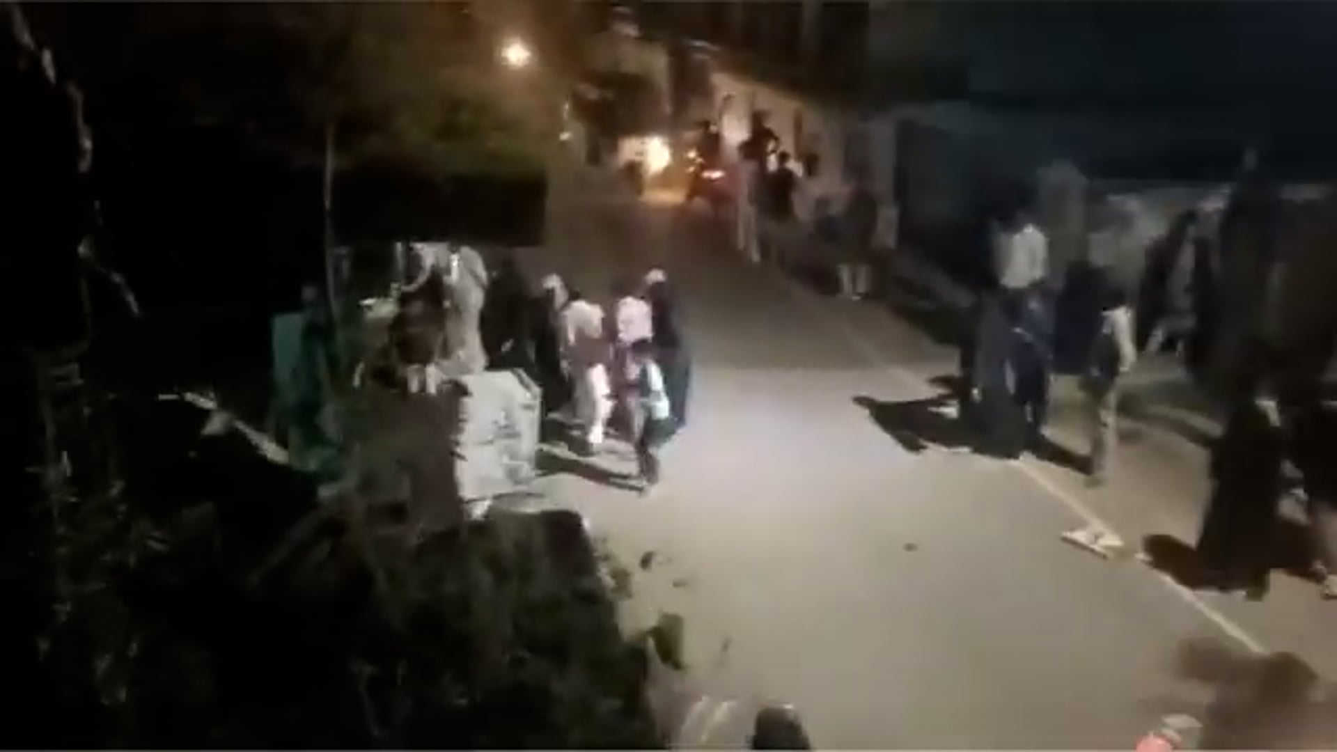कन्नौज में बुर्कानशीं महिलाएं पत्थर बरसा रही हैं, 

जमीनी रंजिश के चलते दो पक्षों में विवाद हुआ था, जिसके बाद आधा दर्जन से अधिक महिलाओं ने पत्थरबाजी की, 
इतना ही नहीं गंदी-गंदी गालियां भी दीं, घटना का वीडियो वायरल है