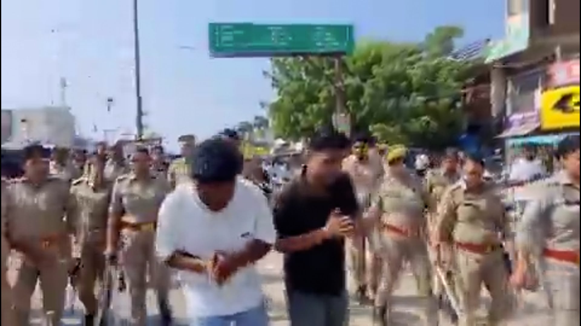 प्रतापगढ़: ये हैं सुभाष पाल और दक्ष पाल

ये दोनों दोस्त मिशन शक्ति 6.0 के दौर में बाजार में बाइक से स्टंट कर रहे थे और महिलाओं पर अश्लील फब्तियां कस रहे थे
मिशन शक्ति टीम ने मनचले सुभाष और दक्ष को गिरफ्तार किया और सड़क पर लाठियां मारते हुए दोनो की परेड निकाली