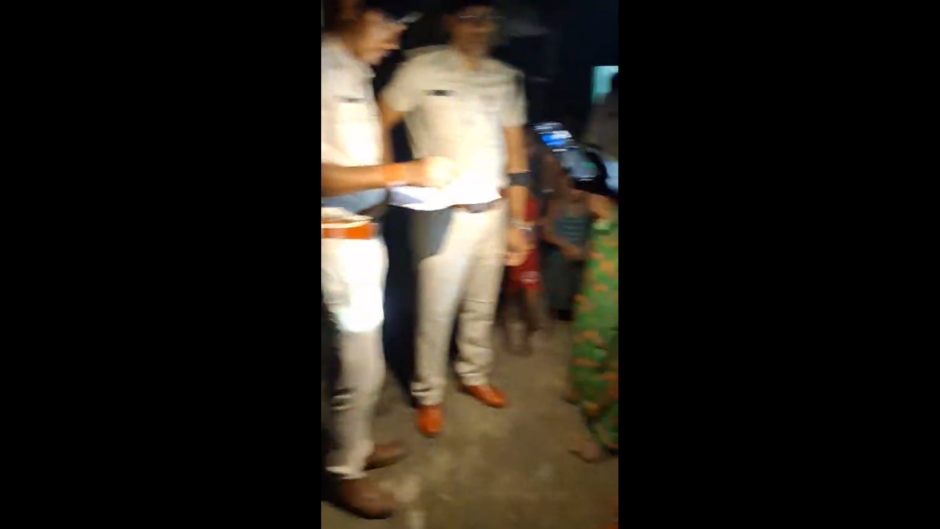 न्यायालय के आदेश पर हत्याकांड के तीन फरार आरोपितों के घर ढोलनगाड़े के साथ सुजालकोरामा और दयालपुर गांव पहुंची रजौन पुलिस 
