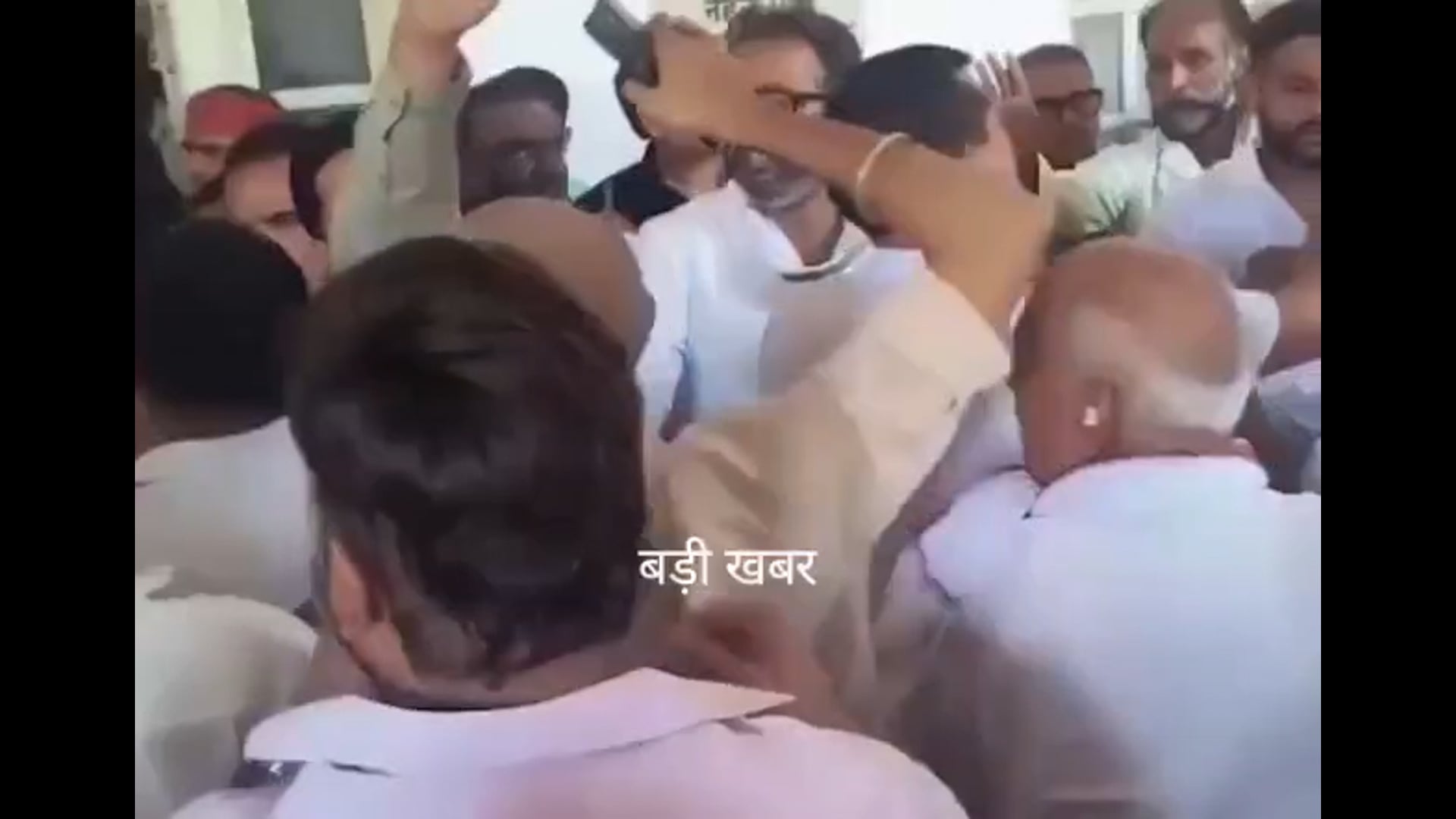 💥 *बड़ी खबर*💥
*यूपी कांग्रेस मुख्यालय में नेताओं के बीच चले जूते चप्पल, जमकर हुई मारपीट*
लखनऊ