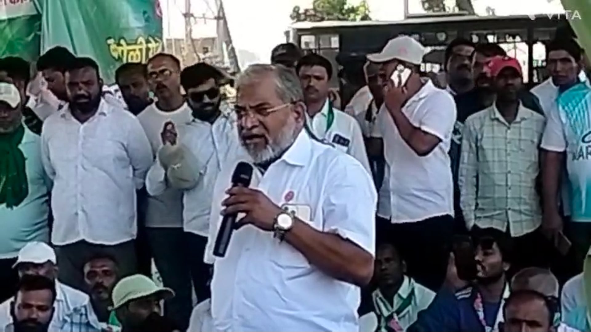 दिल्लीतील बैठक निष्पळ ठरल्याने स्वाभिमानी संघटना ने महाराष्ट्र व कर्नाटक मध्ये चक्का जाम आंदोलन हायवेवर ठीय्या.