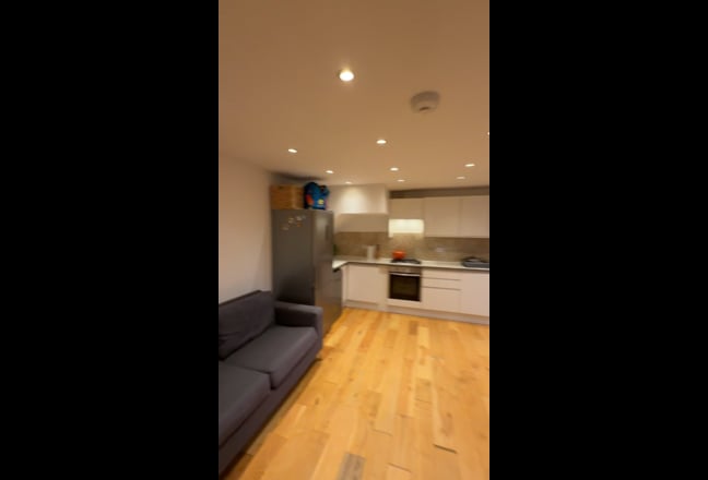 2 rooms in available in top floor Town house flat  Main Photo