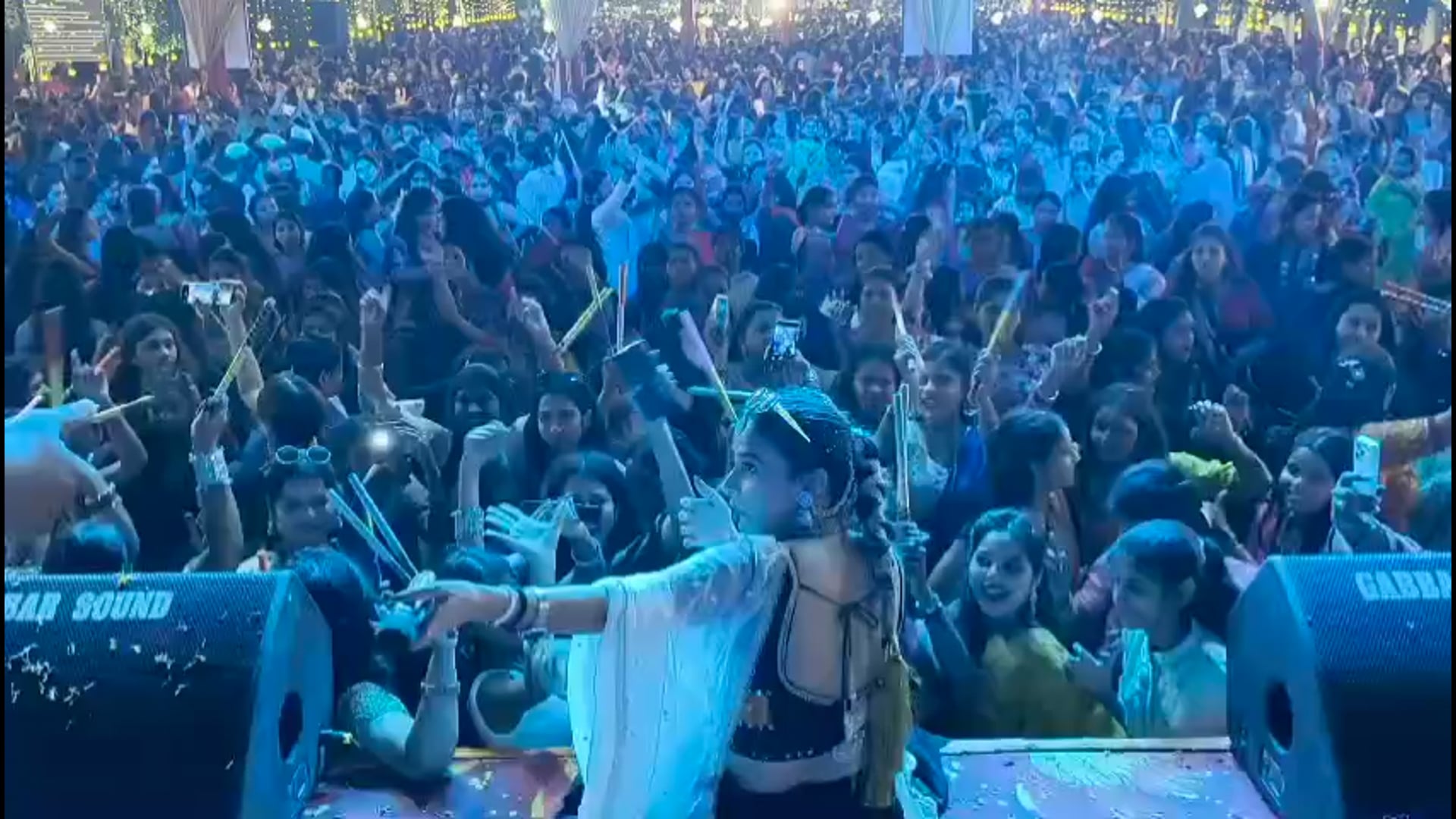 बांसडीह महाविद्यालय परिसर में आयोजित डांडिया कार्यक्रम में महिलाओं का उमड़ा जन सैलाब,जमकर उठाई लुफ्त