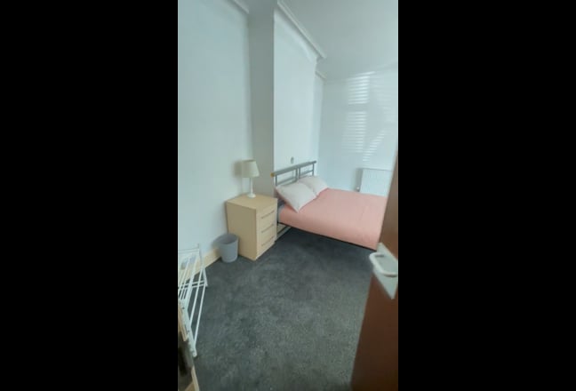 Large double room closet to beach & town Main Photo