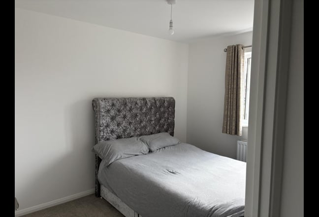 Large Ensuite Room Main Photo