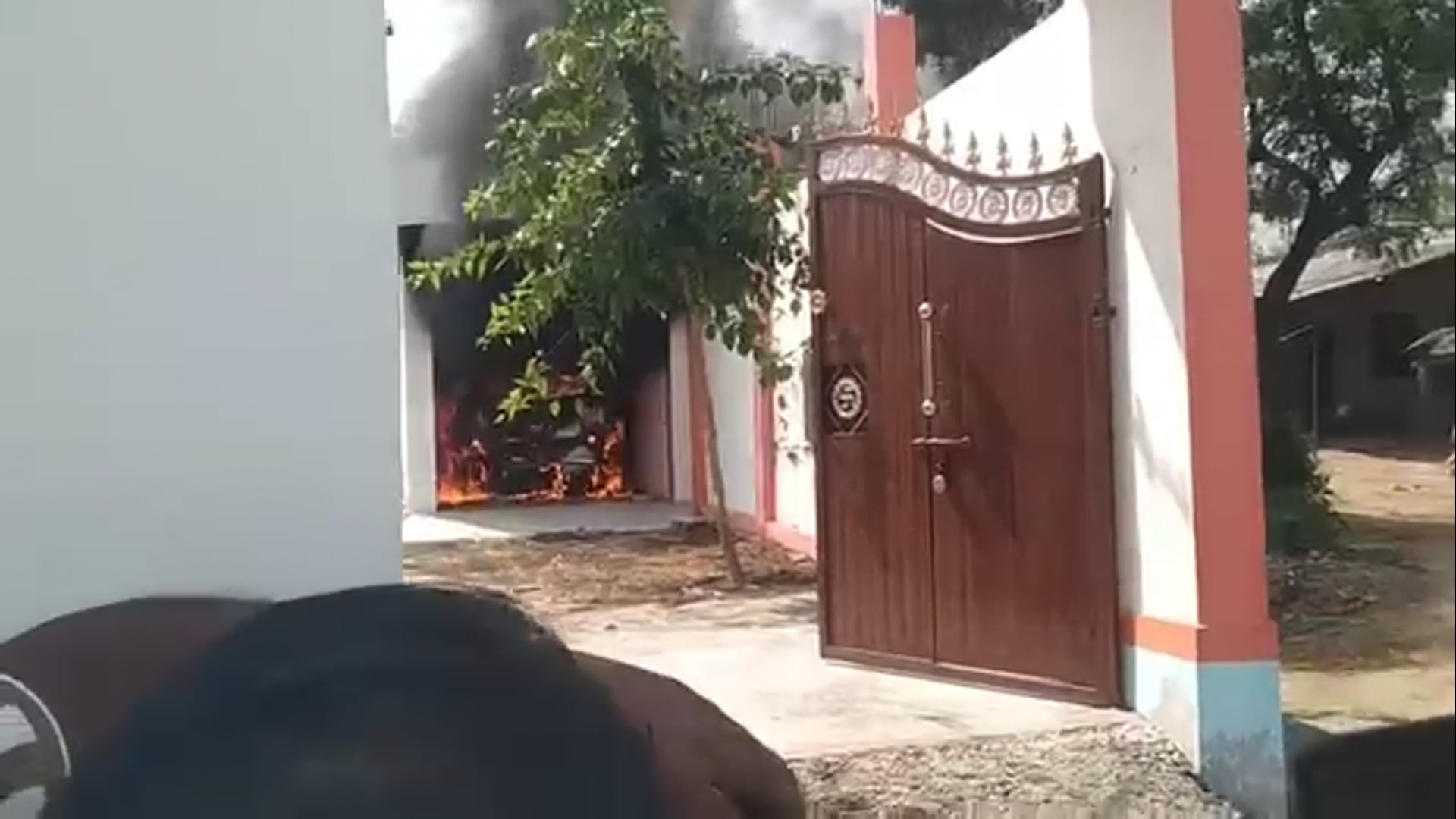 अम्बेडकरनगर ब्रेकिंग: बनखोदवा गांव में आरोपी ने अपनी ही गाड़ी में लगाई आग, मृतका के पति पर लगाए आरोप, गांव में तनाव