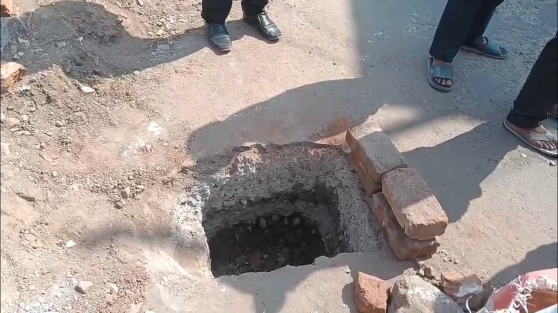 अमरपुर भागलपुर मुख्य सड़क पर ही पिलर के लिए खोद दिया गढ्ढा! अधिकारियों ने रुकवाया काम।