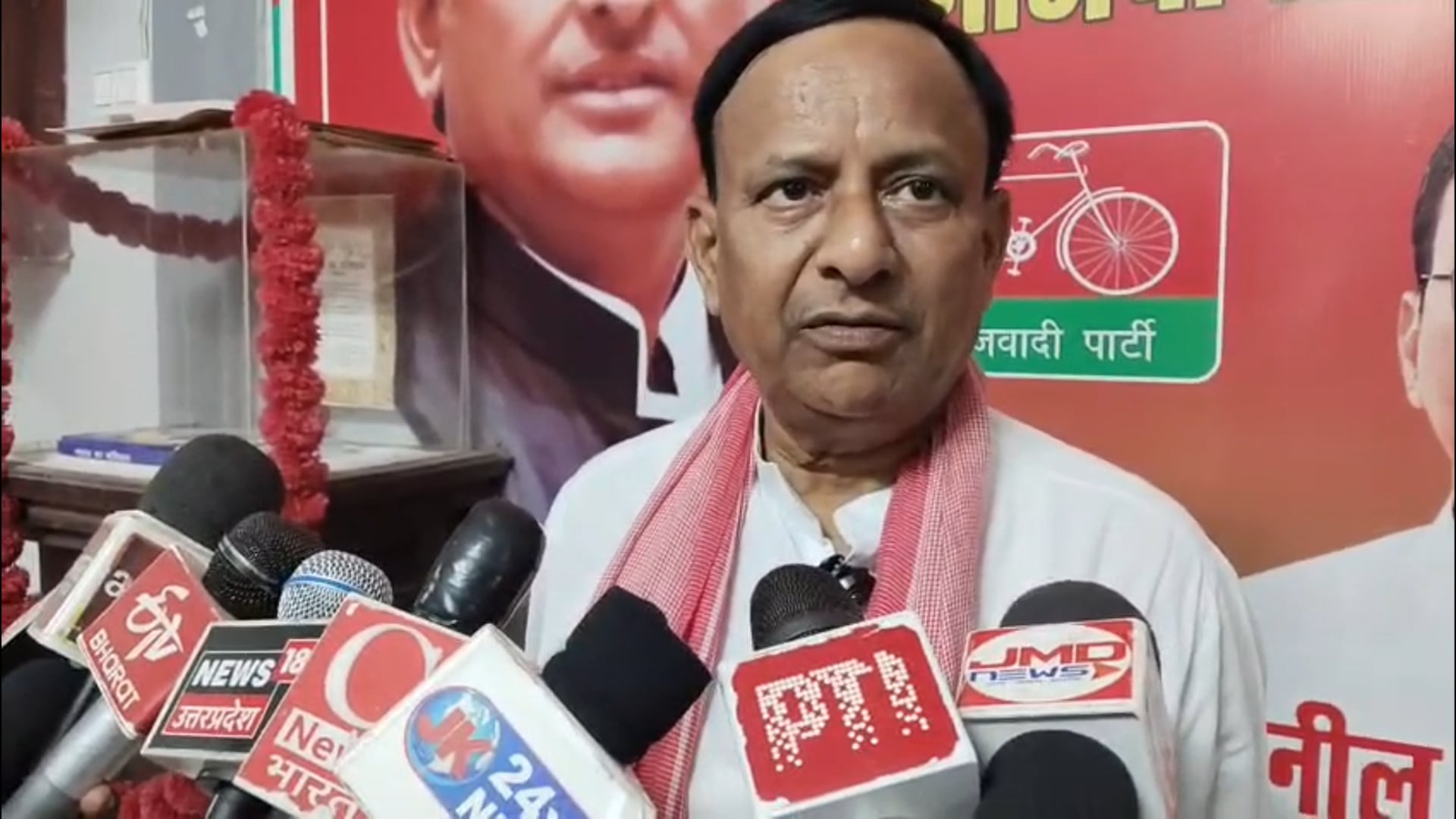 बलिया में समाजादी पार्टी कार्यालय पर आगामी चुनाव को लेकर सपा के पदाधिकारियों की हुई  महत्वपूर्ण वैठक