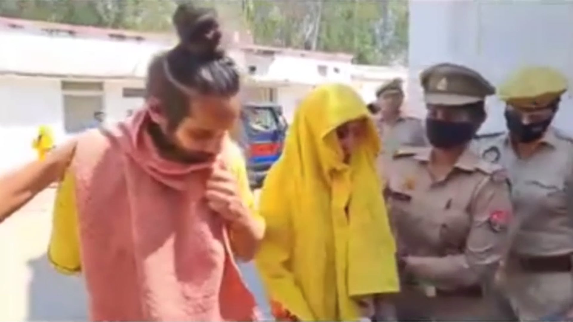 Mathura- मेरठ हत्याकांड मामले में अदालत का बड़ा फैसला: नीले ड्रम वाली मुस्कान और साहिल को सजा-ए-मौत,

फफक-फफक कर रो पड़ी मुस्कान: बोली मेरी बेटियों का ध्यान रखना।
