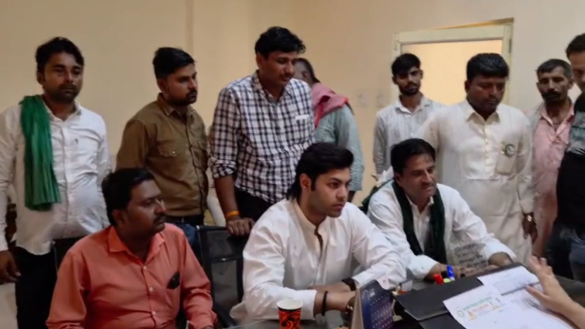  मथुरा मंडी समिति में भारतीय किसान क्रांति यूनियन के पदाधिकारी कार्यकर्ताओं ने धान की फसल को लेकर जोरदार प्रदर्शन किया 