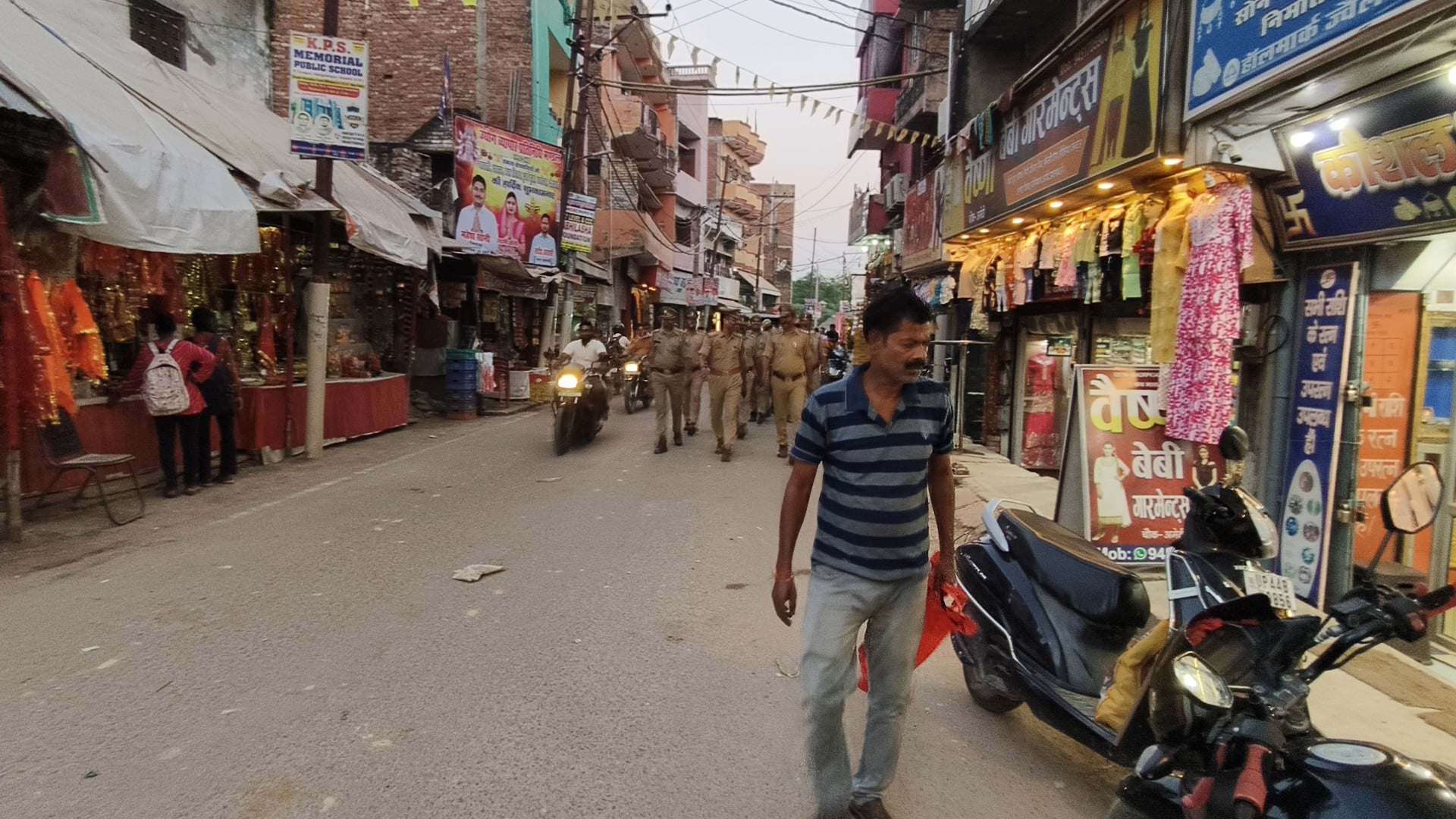नवरात्रि के पर्व पर बुधवार को अमेठी कोतवाली प्रभारी श्री शिवाकांत त्रिपाठी व प्रशासन टीम सहित अमेठी चौराहे पर फूटपेट्रोलिंग की गई।