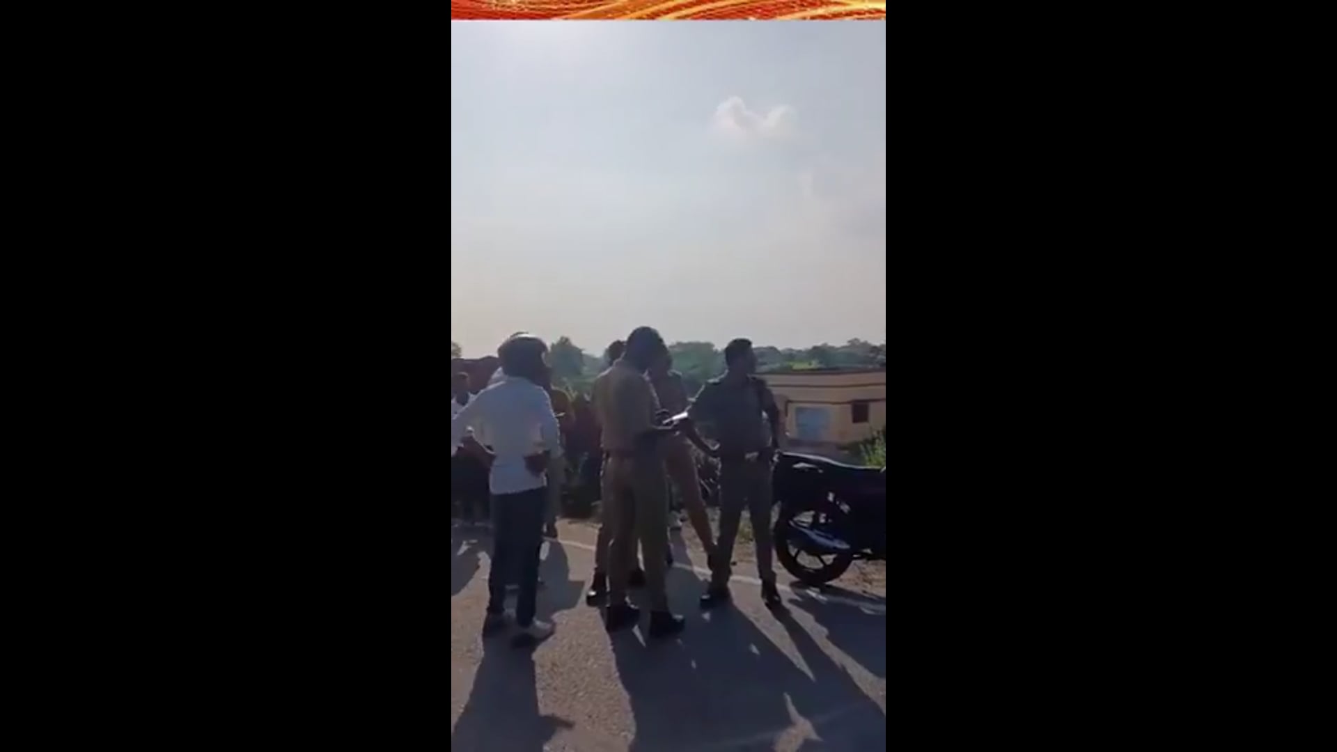 बाराबंकी के बनीकोडरब्लॉक के घटमापुर गांव में भुगतान के लिये पानी की टंकी पर चढ़ा ठेकेदार करीब 50 लाख रुपये बकाया होने का आरोप शक्ति इंफ्रा पर भुगतान रोकने का आरोप कार्य की रकम 2.49 करोड़, भुगतान 1.71 करोड़। पुलिस ने ठेकेदार को समझाकर नीचे उतारा