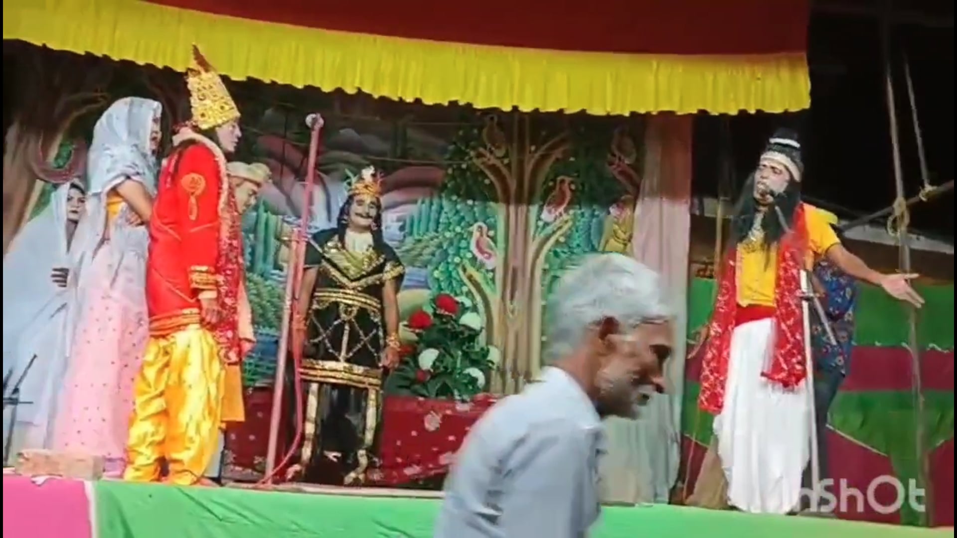 श्री आदर्श रामलीला कमेटी बहसूमा द्वारा वनवास में श्री राम भरत मिलन की लीला का मंचन किया गया