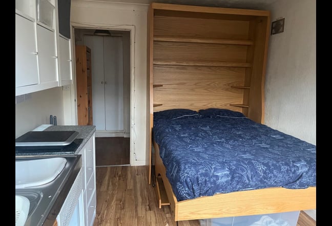 Studio, bills included ,, 15 min walk to hosp Main Photo