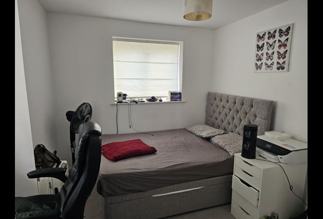 One Double room available in a 3 bedroom house Main Photo