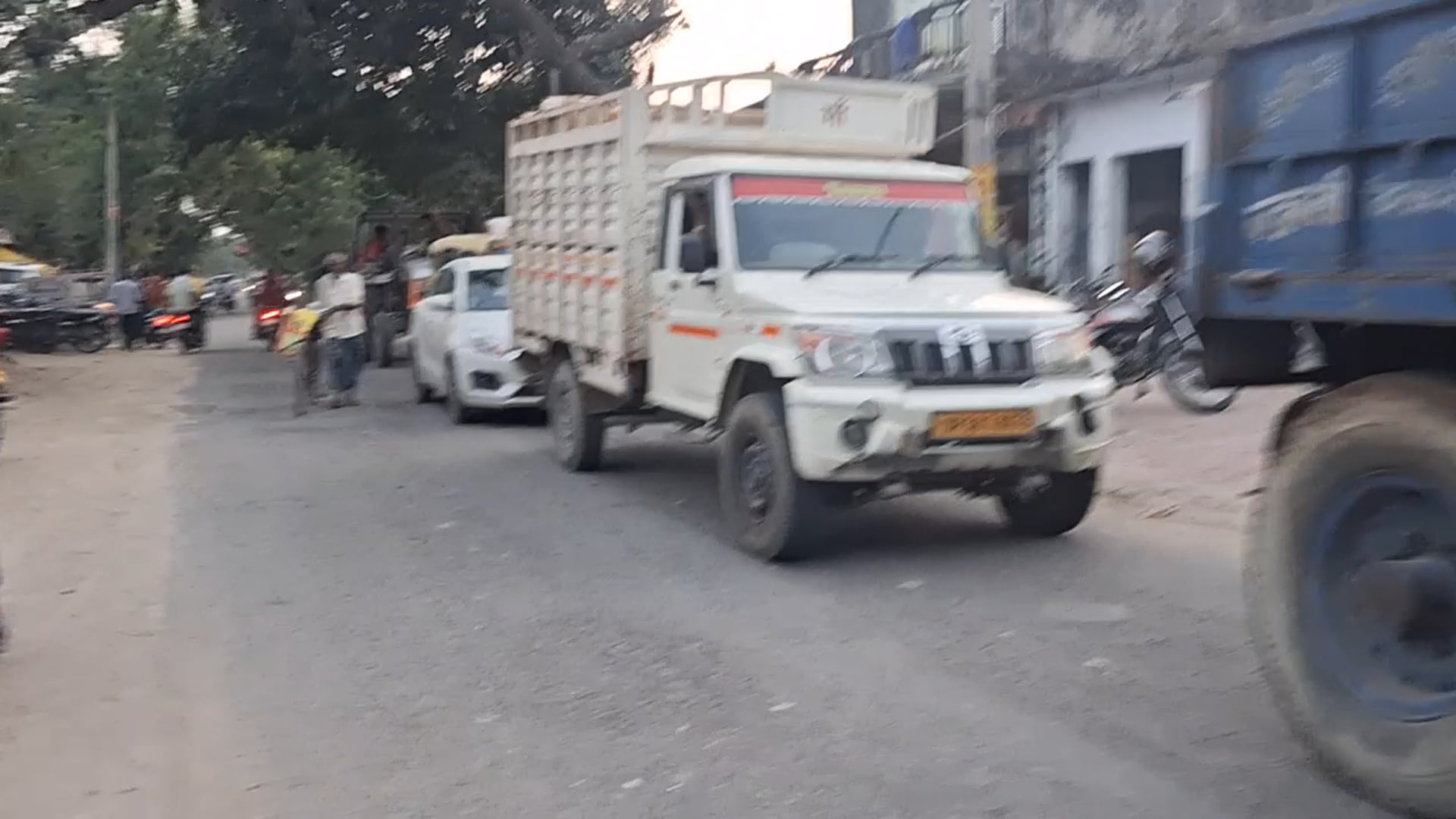 आलापुर थाना क्षेत्र के ढोलबजवां बाजार में बृहस्पतिवार शाम को लगा भीषण जाम,राहगीर बेहाल।