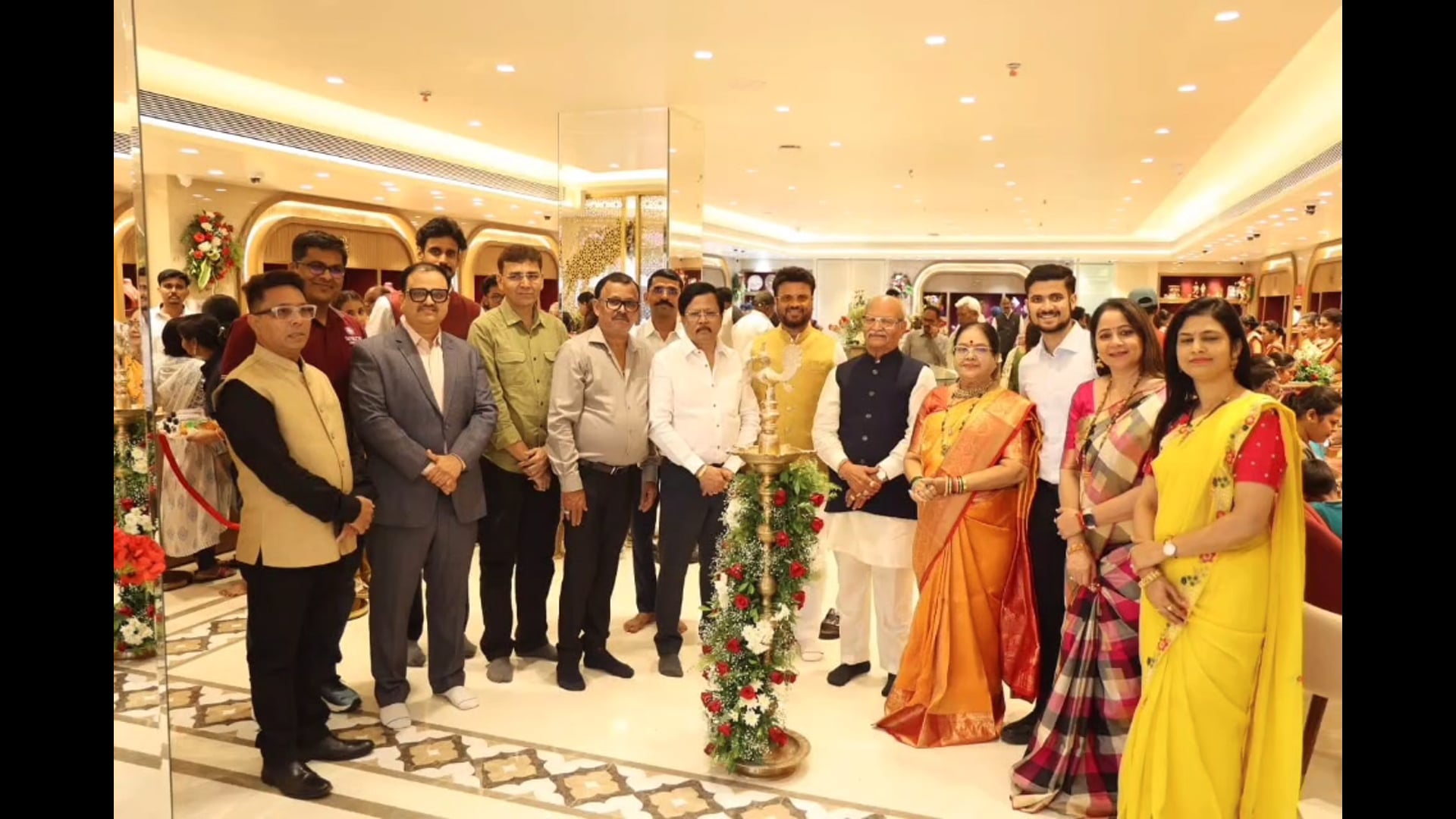 गढ़चिरौली में रोकड़े ज्वेलर्स के भव्य शोरूम का शानदार शुभारंभ; ग्राहकों के लिए आकर्षक ऑफर्स की घोषणा

124 वर्षों की परंपरा वाले रोकड़े ज्वेलर्स का गढ़चिरौली में विस्तार; सोने-चांदी के आभूषणों के मेकिंग चार्ज पर 50 प्रतिशत तक की छूट