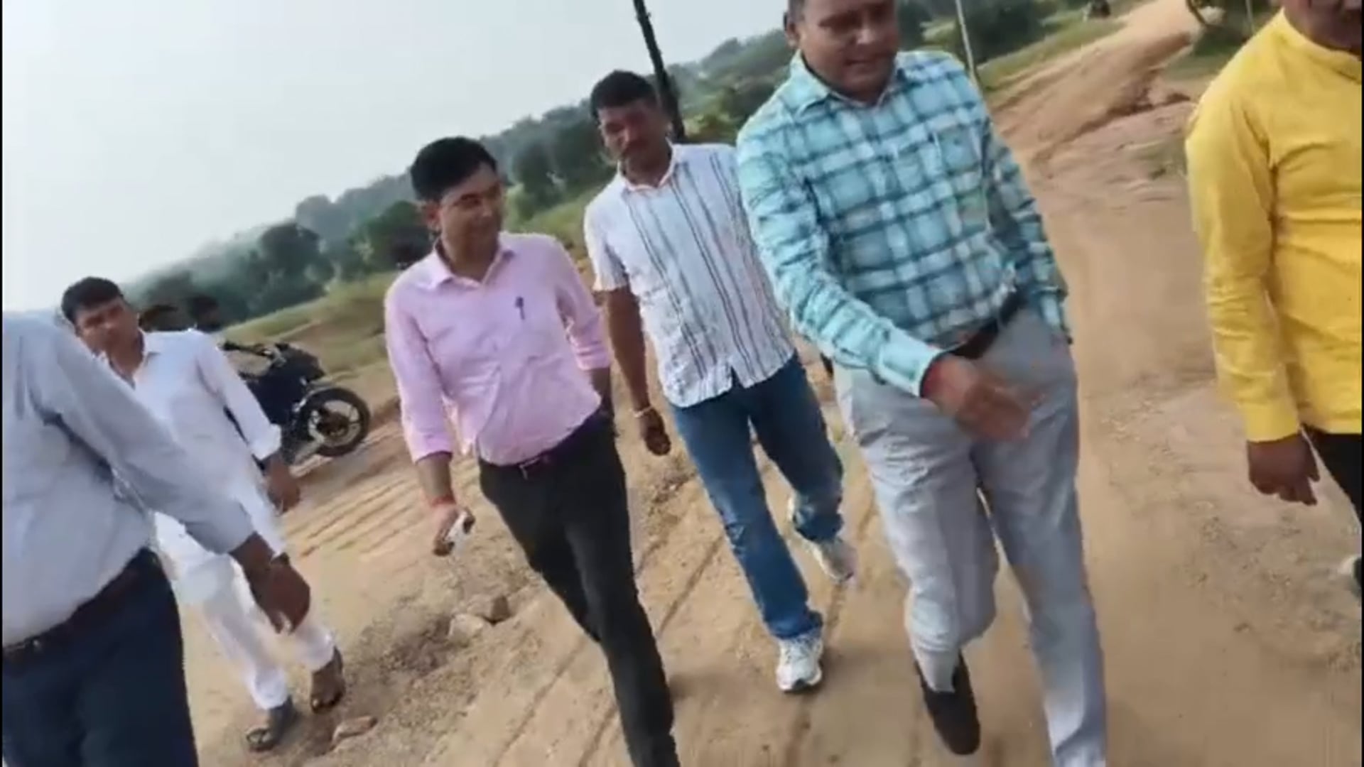 झझवा झरना के विकास की जगी उम्मीद, डीडीसी ने पहाड़ का किया निरीक्षण, सड़क व बुनियादी सुविधाओं की मांग पर तैयार होगी रिपोर