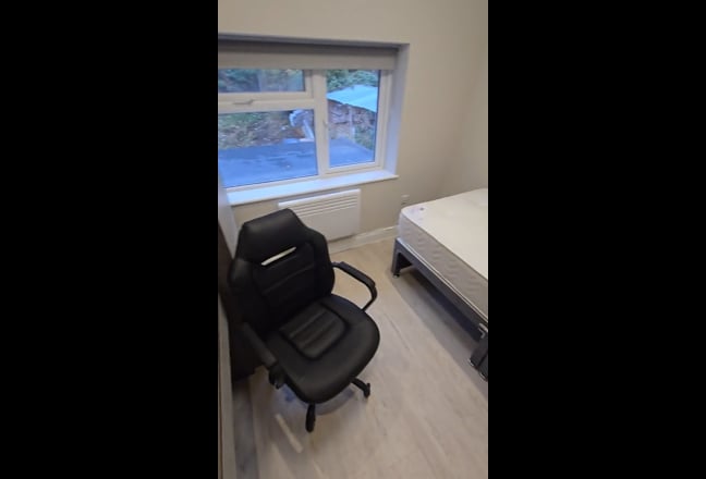 Single  Room in Newly Refurbished House – 5 Min Wa Main Photo