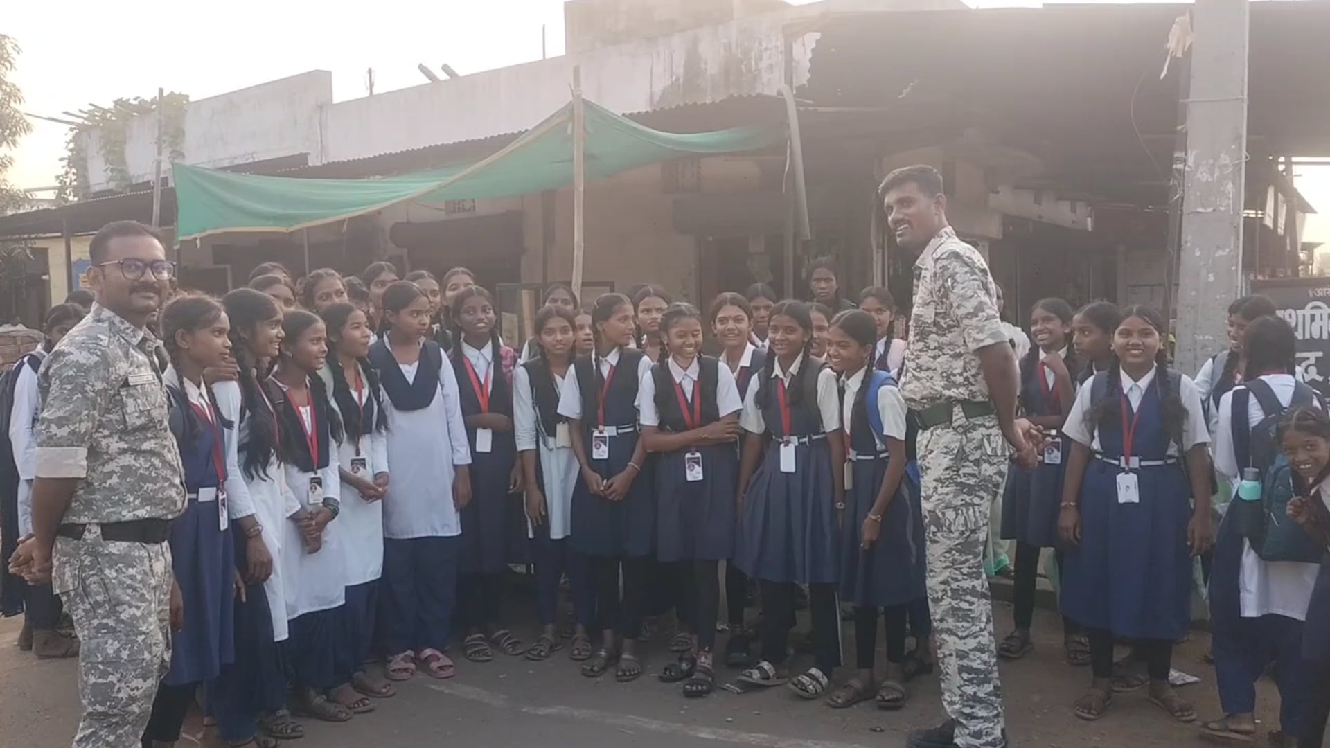 भेंडाळा बसस्थानकावर चामोर्शी पोलिसांचा विद्यार्थी व विद्यार्थिनींशी संवाद; पीएसआय शाहू दंडे यांचे मोलाचे मार्गदर्शन