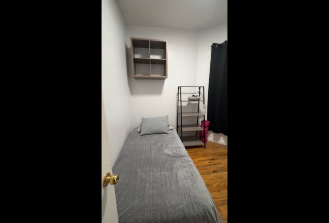 Furnished room available NO FEES! Main Photo