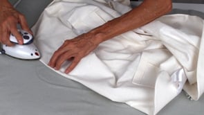 Vordere Kanten und Kragen bügeln