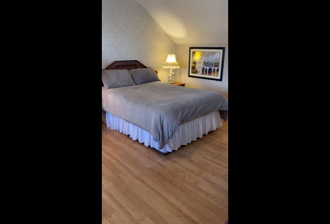 Quiet ensuite large bedroom in country house close Main Photo