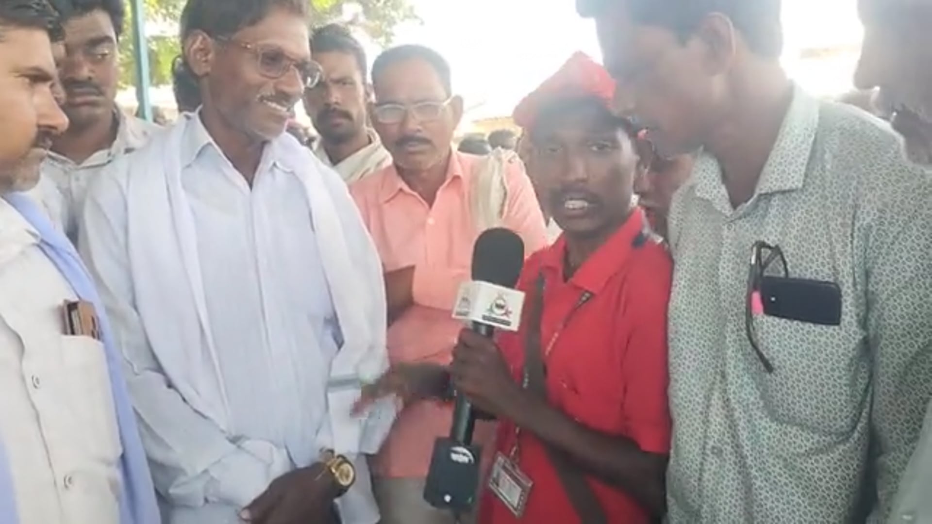 जमीन अधिग्रहणाविरोधात चामोर्शीत महिला-पुरुषांचे चक्काजाम आंदोलन; सरकार तोडगा कधी काढणार? शेतकरी निर्णयाच्या प्रतीक्षेत!