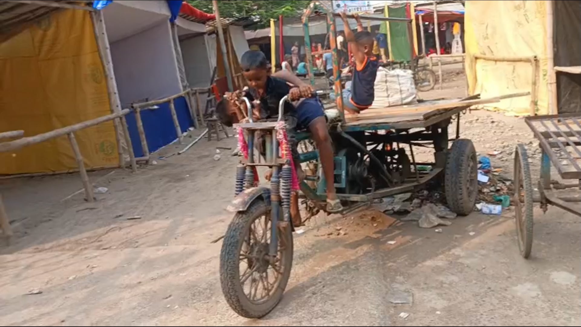 रजौन प्रखंड अंतर्गत दुर्गा काली मंदिर प्रांगण में मेले का जोरों शोरों से चल रहा है काम सभी दुकानें सजने लगी है