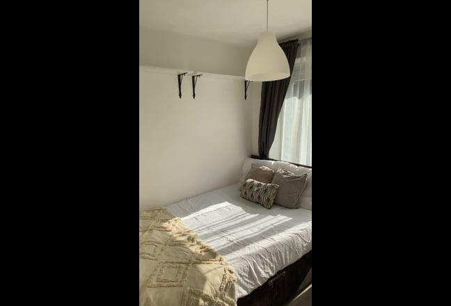 Video 1: Room 2 with folding desk and chair