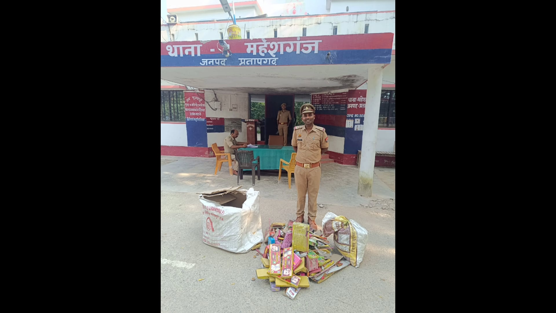 महेशगंज में घनी आबादी के बीच अवैध पटाखों का भंडारण 28.6 किलो पटाखों के साथ 19 वर्षीय युवक गिरफ्तार#latest_news 