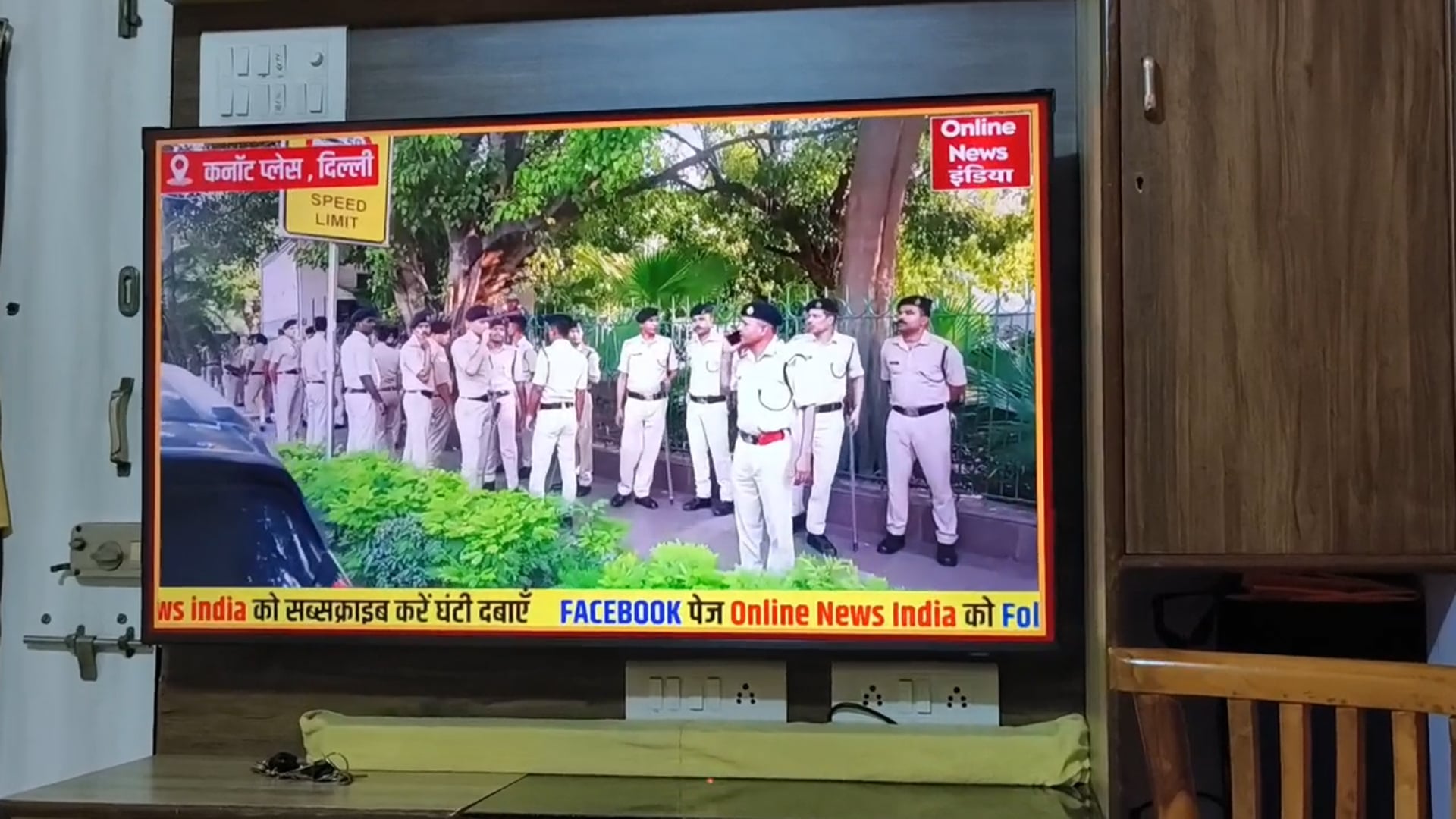 दिल्ली के जंतर मंतर पर बीजेपी पार्टी ने भारी प्रोटेक्शन के बीच फहराया झंडा