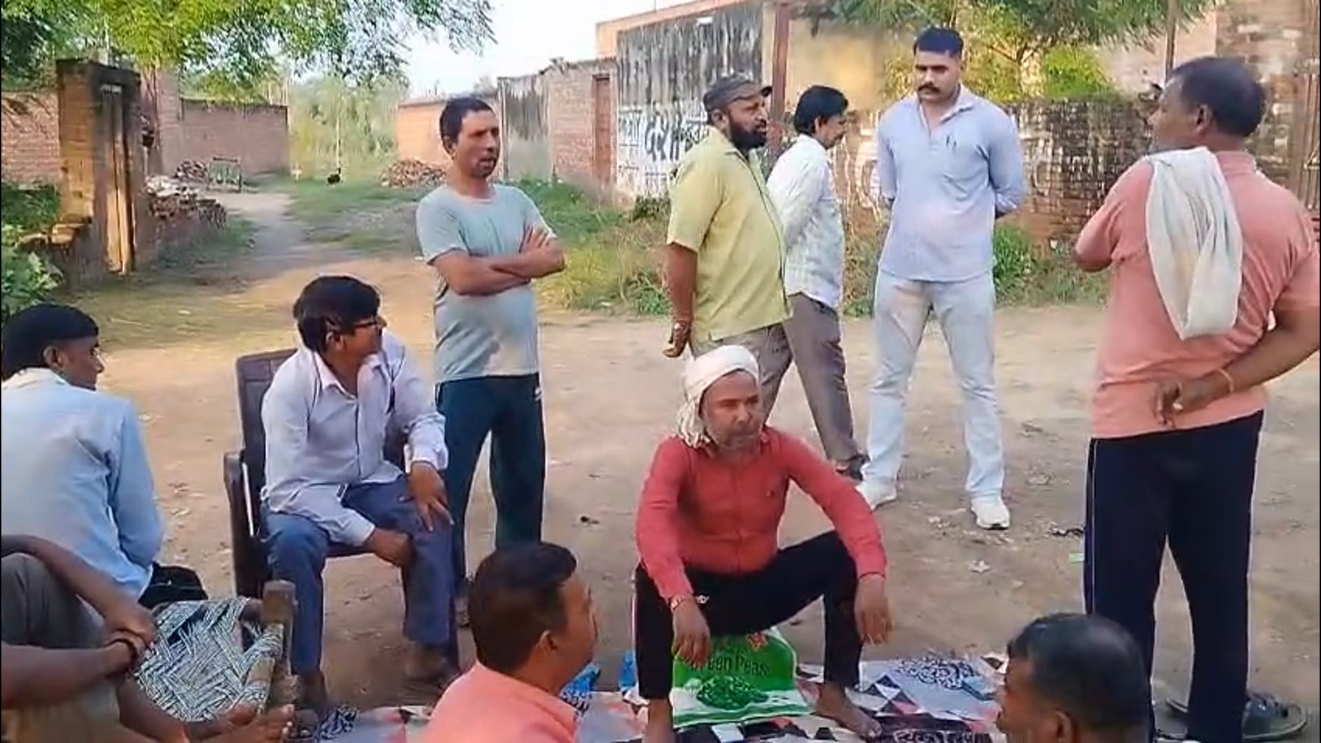 दलितों की बस्ती पर जमीन को लेकर एक सर्वे अभियान चलाया जा रहा है जिसमे कुछ अराजकता व अराजनैतिक लोगो का हाथ है 