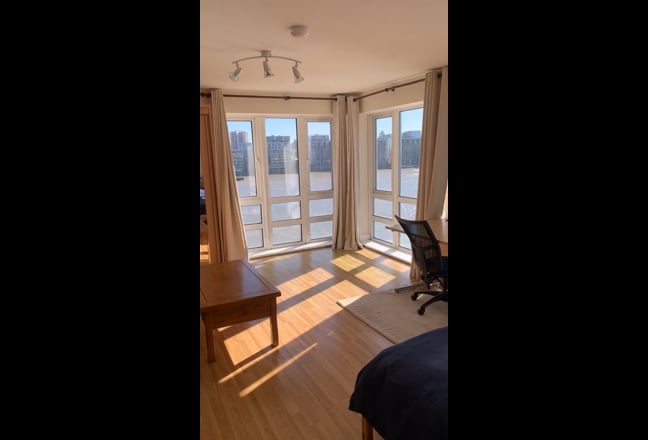 A large double bedroom river view &  balcony  Main Photo