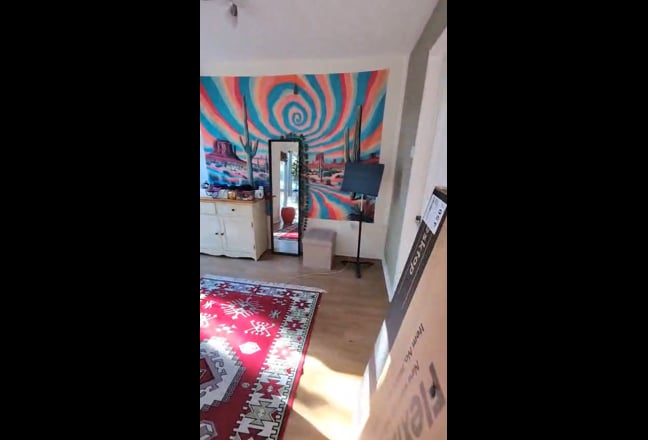 Spacious double room available in bright home! Main Photo